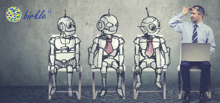 Mann sitzt zusammen mit Robotern