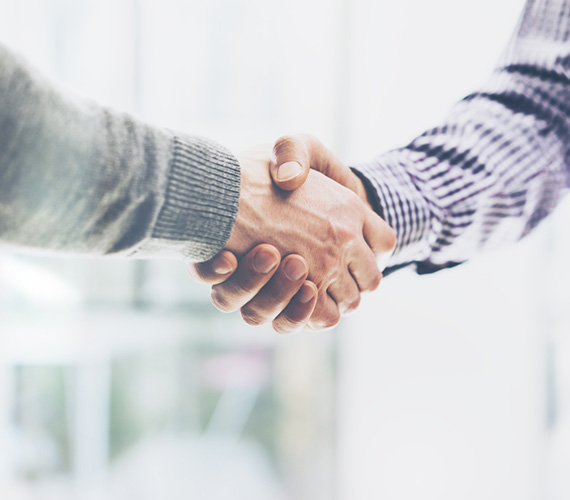 Zwei-Männer-schütteln-Hände